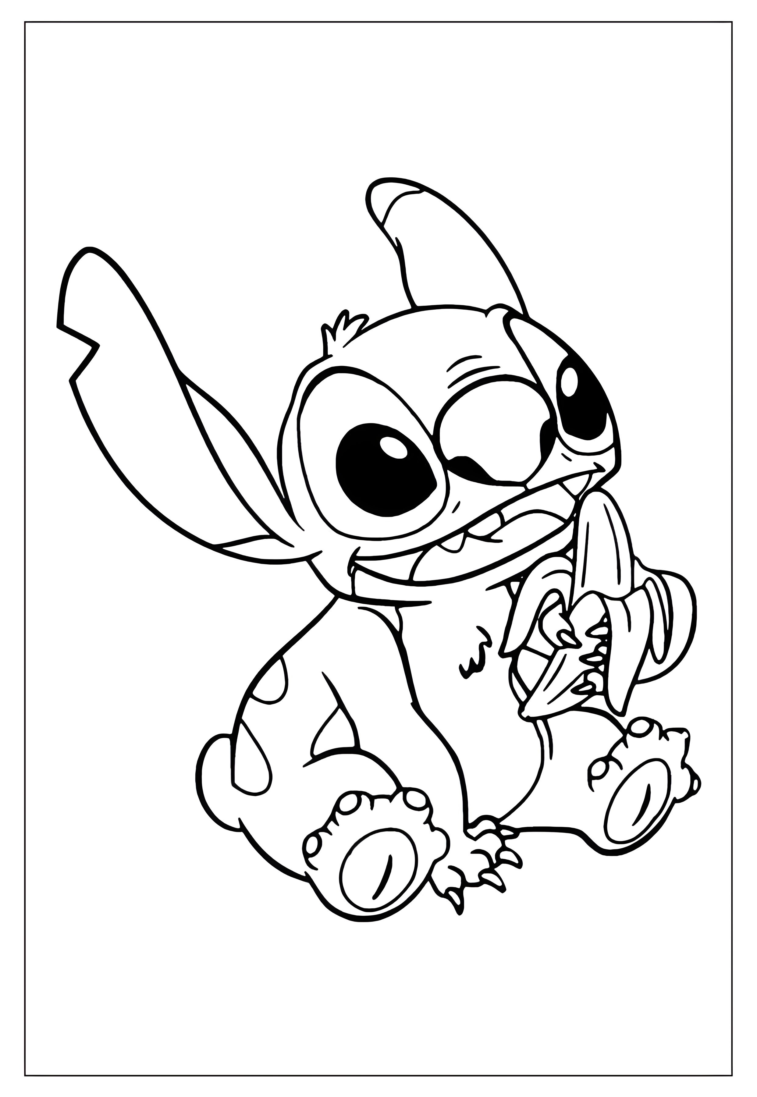Desenho de Stitch para colorir, sentado e sorrindo enquanto segura uma banana descascada perto da boca.